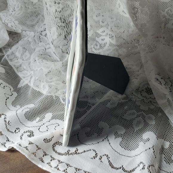 Ceramic Picture Frame with Scalloped Edge - Picture 4 of 7